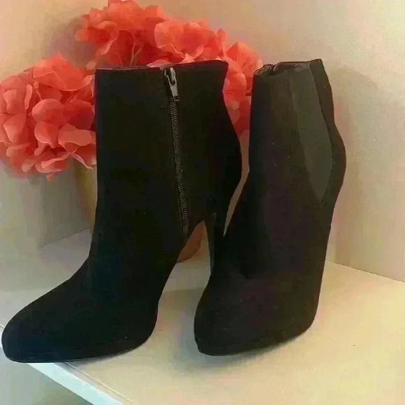 Nine West Black Suede Booties 4.5” Heel With Wide Black Elastic Design Size9 - Picture 3 of 9